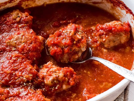 Печени телешки кюфтета с доматен сос на фурна - снимка на рецептата